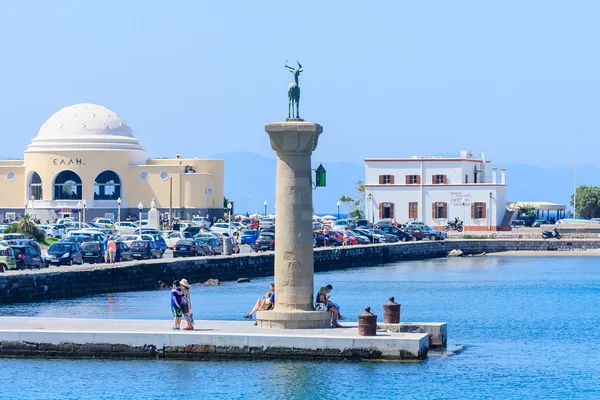 Oszlop egy szarvas szoborral Mandraki Rhodes kikötőjének bejáratánál. Rhodes Island-en. Görögország — Stock Fotó