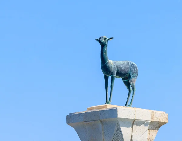 Стовпець з статуя оленя біля входу до порту ма — стокове фото