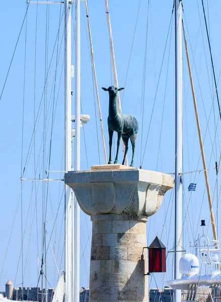 Coluna com uma estátua de um veado na entrada do porto de Ma — Fotografia de Stock