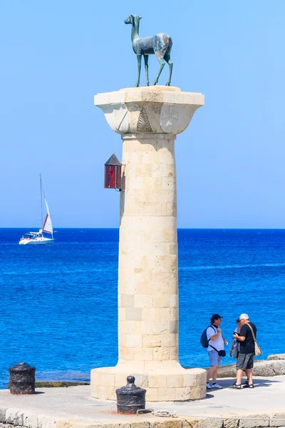 Säule mit einer Statue eines Hirsches an der Einfahrt zum Hafen von Mandraki Rhodos. Insel Rhodos. Griechenland — Stockfoto