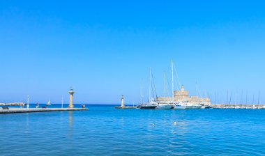 Antik heykeli bir geyik ve bağlantı noktası o ortaçağ bir deniz feneri