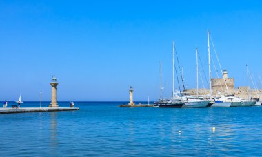 Antik heykeli bir geyik ve bağlantı noktası o ortaçağ bir deniz feneri