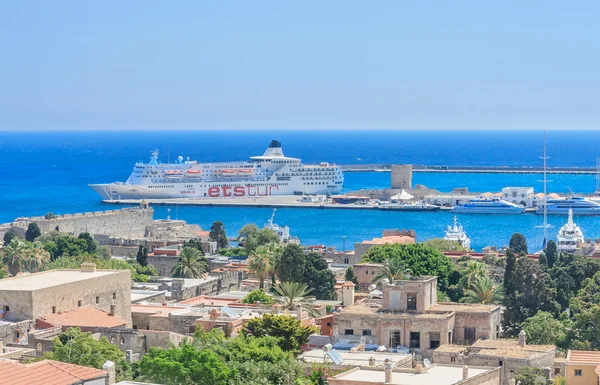 Kryssningsfartyg i hamnstaden Rhodos. Grekland — Stockfoto