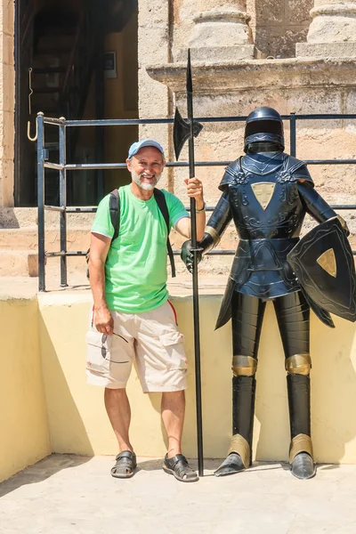 Toeristische met een dummy knight in Rhodes oude stad Fort. Rhodes. — Stockfoto