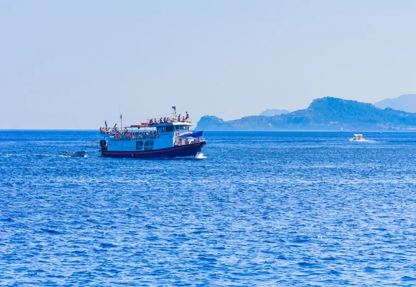 Passenger boat on the shore of the island of Rhodes, Greece — Stock Photo, Image