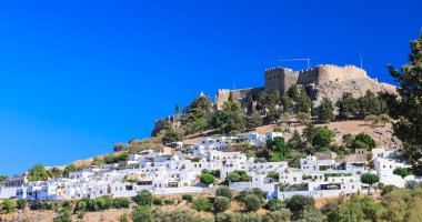 Lindos antik Akropolis ve modern kent. Rhodes Isla