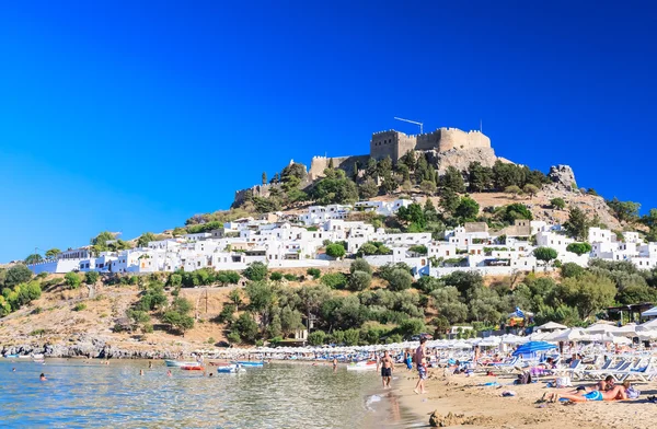 Strand in der stadt lindos. Rhodos-Insel. Griechenland — Stockfoto
