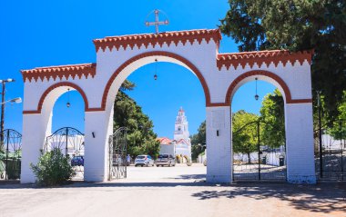 Ağ geçidine Kato Tsambika Manastırı. Rodos Adası. Yunanistan