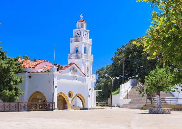 Kostel s věží zvon. Kato klášteře Tsambika. Ostrov Rhodos — Stock fotografie