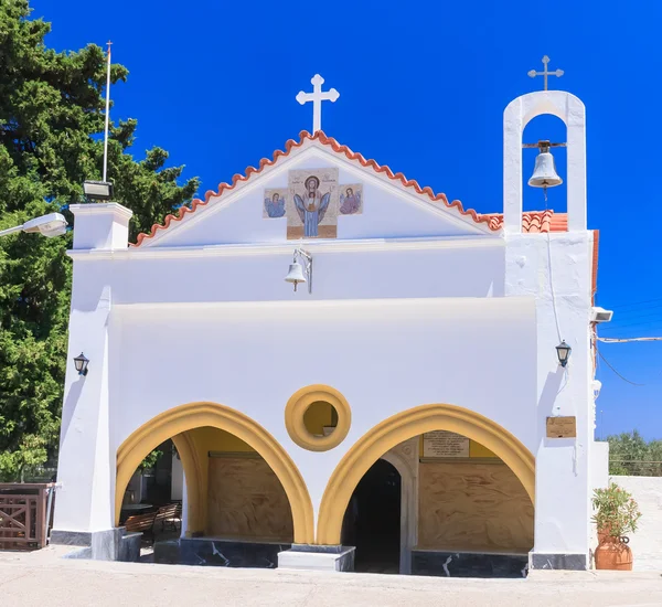 Kostel s věží zvon. Kato klášteře Tsambika. Ostrov Rhodos — Stock fotografie