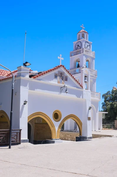 Iglesia con campanario. Monasterio de Kato Tsambika. Rhodes Islan — Foto de Stock