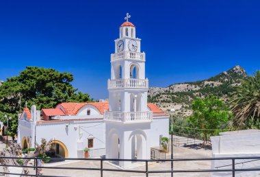 Kilisenin çan kulesi ile. Kato Manastırı Tsambika. Rhodes Island