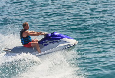 Bir adam bir jet ski (scooter sürme)