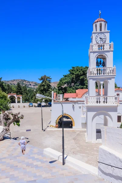 Kościół z dzwonnicą. Kato klasztorze Tsambika. Rhodes Islan — Zdjęcie stockowe