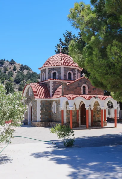 Kirkko matkalla Tsambika-vuorelle. Rhodes Islandilla. Kreikka — kuvapankkivalokuva