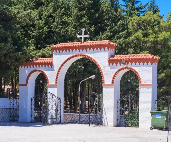 Poarta spre Mănăstirea Kato Tsambika. Rhodes Island. Grecia — Fotografie, imagine de stoc
