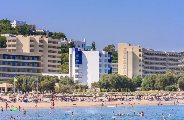 Férias no mar. O resort de Faliraki. Ilha de Rhodes. Grécia — Fotografia de Stock