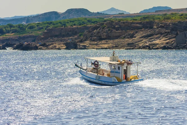 Barca da pesca al largo della costa dell'isola di Rodi, Grecia — Foto Stock