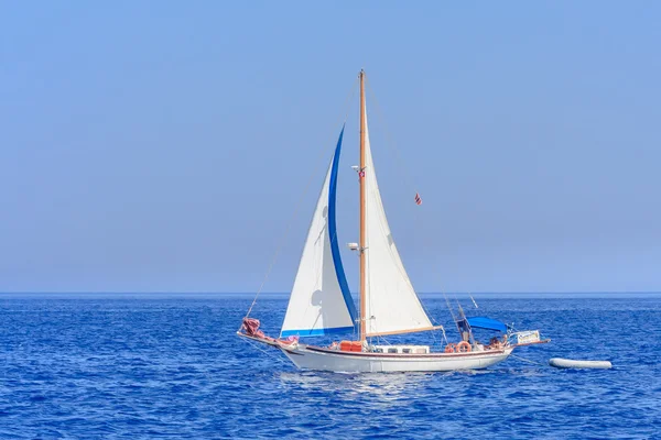 Jacht. Zeegezicht. Griekenland — Stockfoto