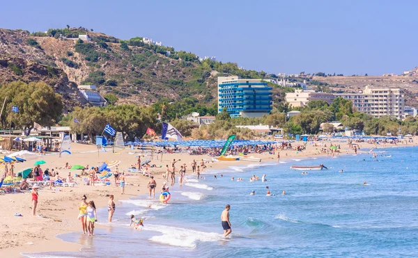 Férias no mar. O resort de Faliraki. Ilha de Rhodes. Grécia — Fotografia de Stock