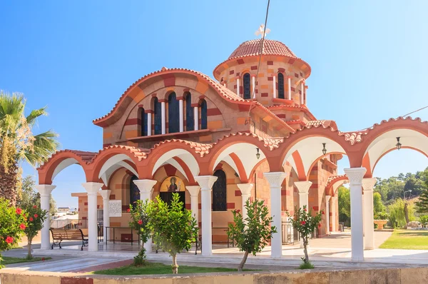 Kostel v obci Pilon (Pylonas). Ostrov Rhodos. Řecko — Stock fotografie