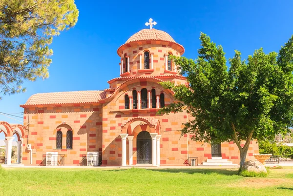 Kirkko Pilonin kylässä (Pylonas). Rhodes Islandilla. Kreikka — kuvapankkivalokuva