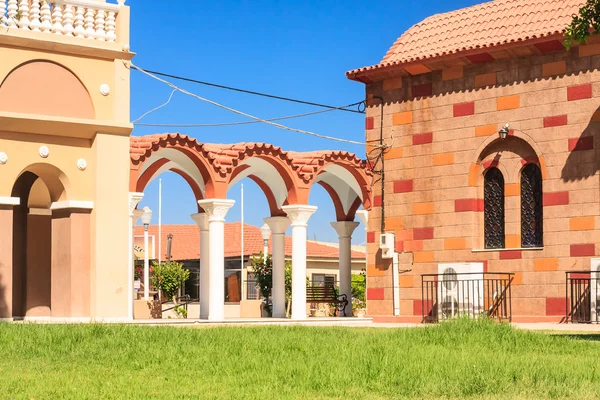 Un fragmento de una iglesia en el pueblo de Pilón (Pylonas). Rodas —  Fotos de Stock