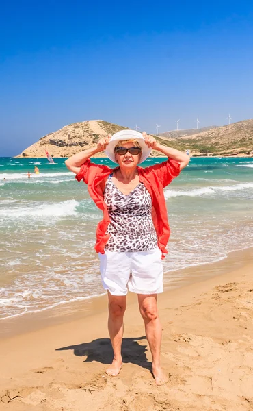 Mujer en la playa del istmo Prasonisi. La isla Rhodes. Gree. —  Fotos de Stock