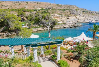 Termal içinde plaj Kallithea (Terme Kalithea) yaylar. Rho