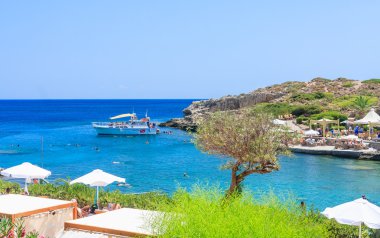 Termal içinde plaj Kallithea (Terme Kalithea) yaylar. Rho