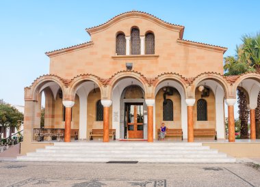 Kilisesi, Aziz Nektarios bir çan kulesi ile. Faliraki. ada Rodo
