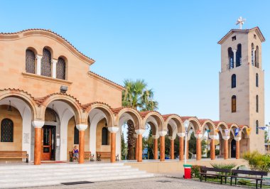 Kilisesi, Aziz Nektarios bir çan kulesi ile. Faliraki. ada Rodo