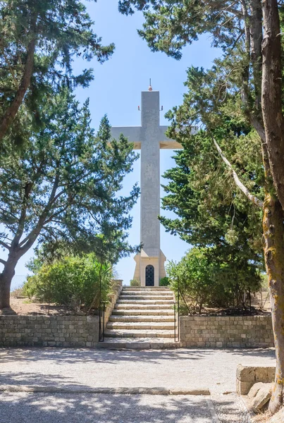 Kereszt a megfigyelő fedélzetre. Mount Filerimos. Rhodes. Görögország — Stock Fotó