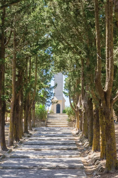 Sokakta "Calvary yol". Mount Filerimos. Rhodes. Yunanistan — Stok fotoğraf