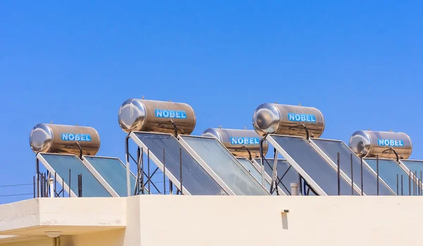 Paneles solares en el techo de la casa — Foto de Stock