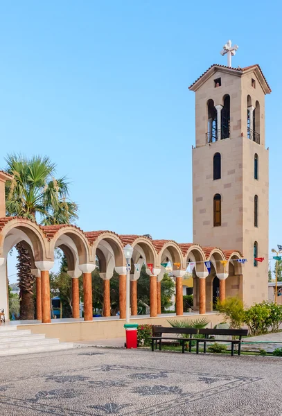 Zvonice kostela svatého Nektariosu Faliraki . — Stock fotografie