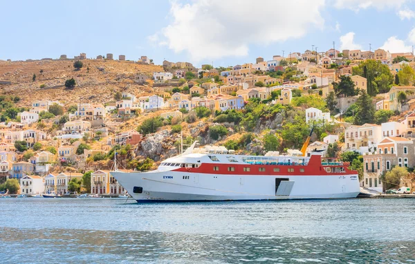 Cruise ship in the port of the island of Symi. Greece — Stock Photo, Image