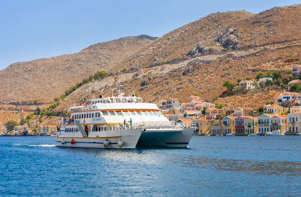 Cruise ship enters the port of the island of Symi. Greece — Stock Photo, Image