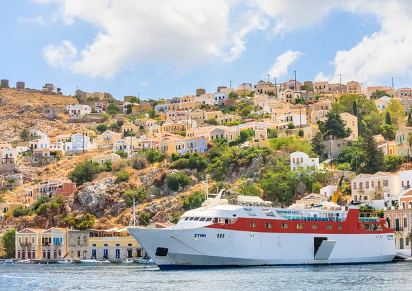 Круїзних суден у порт острові Сімі. Греція — стокове фото