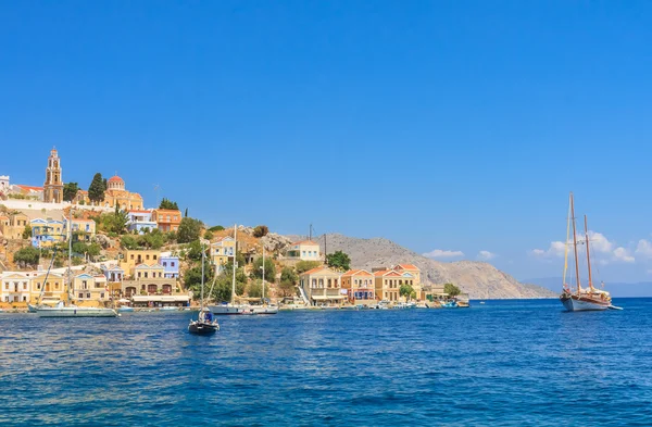 De hoofdstad van het eiland van Simi - Ano Symi. Harani gebied. Griekse — Stockfoto