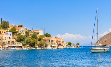 Symi Adası - Ano Symi başkenti. Harani alan. Greec