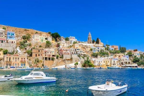 De hoofdstad van het eiland van Simi - Ano Symi. Harani gebied. Griekse — Stockfoto