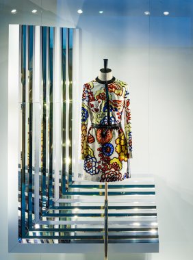 çok güzel bir elbise ile bir vitrin