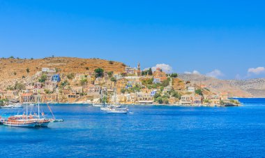 Symi Adası - Ano Symi başkenti. Harani alan. Greec