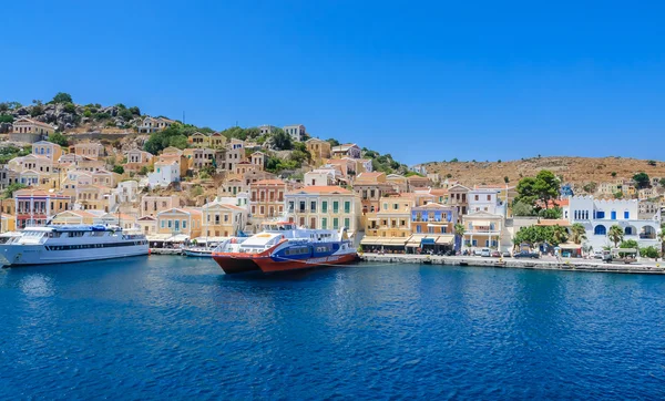 Die Hauptstadt der Insel Symi - ano symi. Griechenland — Stockfoto