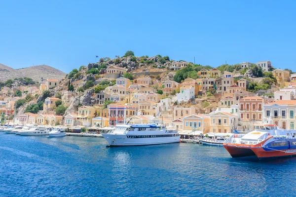 De hoofdstad van het eiland van Simi - Ano Symi. Griekenland — Stockfoto