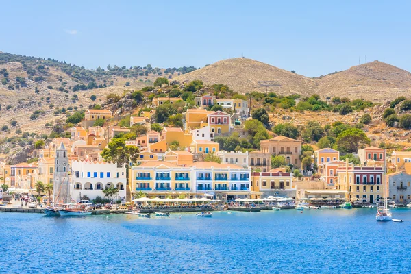 De hoofdstad van het eiland van Simi - Ano Symi. Griekenland — Stockfoto