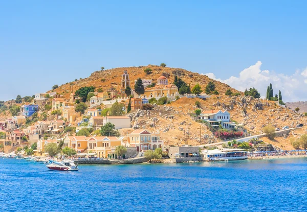 De hoofdstad van het eiland van Simi - Ano Symi. Harani gebied. Griekse — Stockfoto
