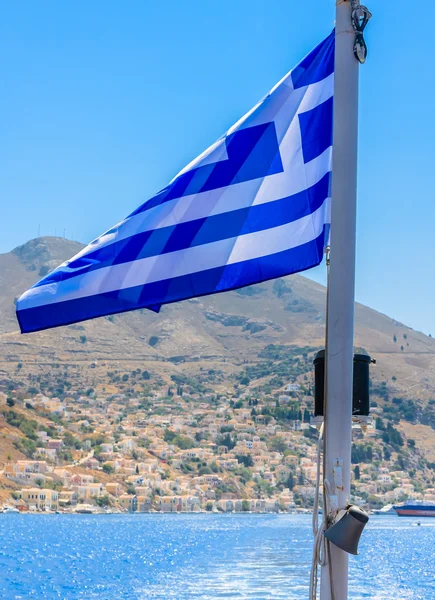 Flagge von Griechenland auf dem Hintergrund von Gebäuden in der Hauptstadt von — Stockfoto