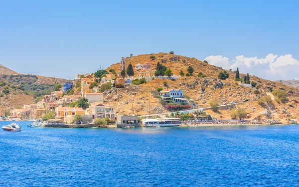 De hoofdstad van het eiland van Simi - Ano Symi. Harani gebied. Griekse — Stockfoto